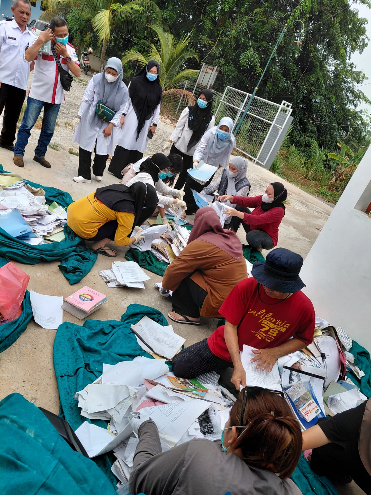 Petugas melakukan pemilahan dokumen arsip dan nonarsip