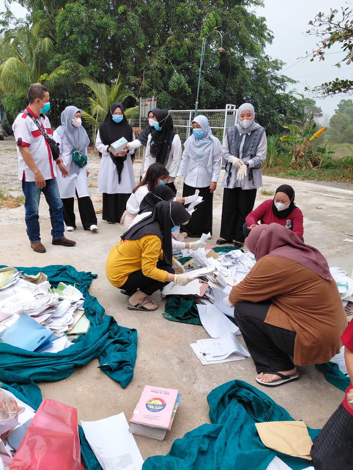 Petugas melakukan pengelompokan dan penataan dokumen sebagai bagian dari pembenahan arsip