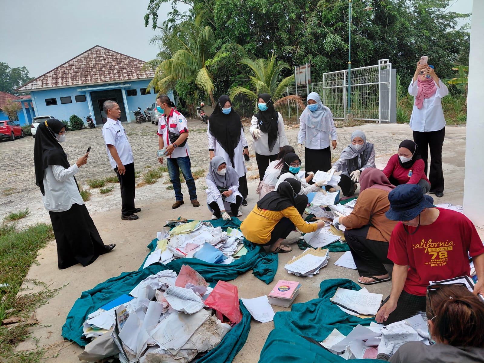 Petugas bersama tim melakukan pembenahan dokumen arsip