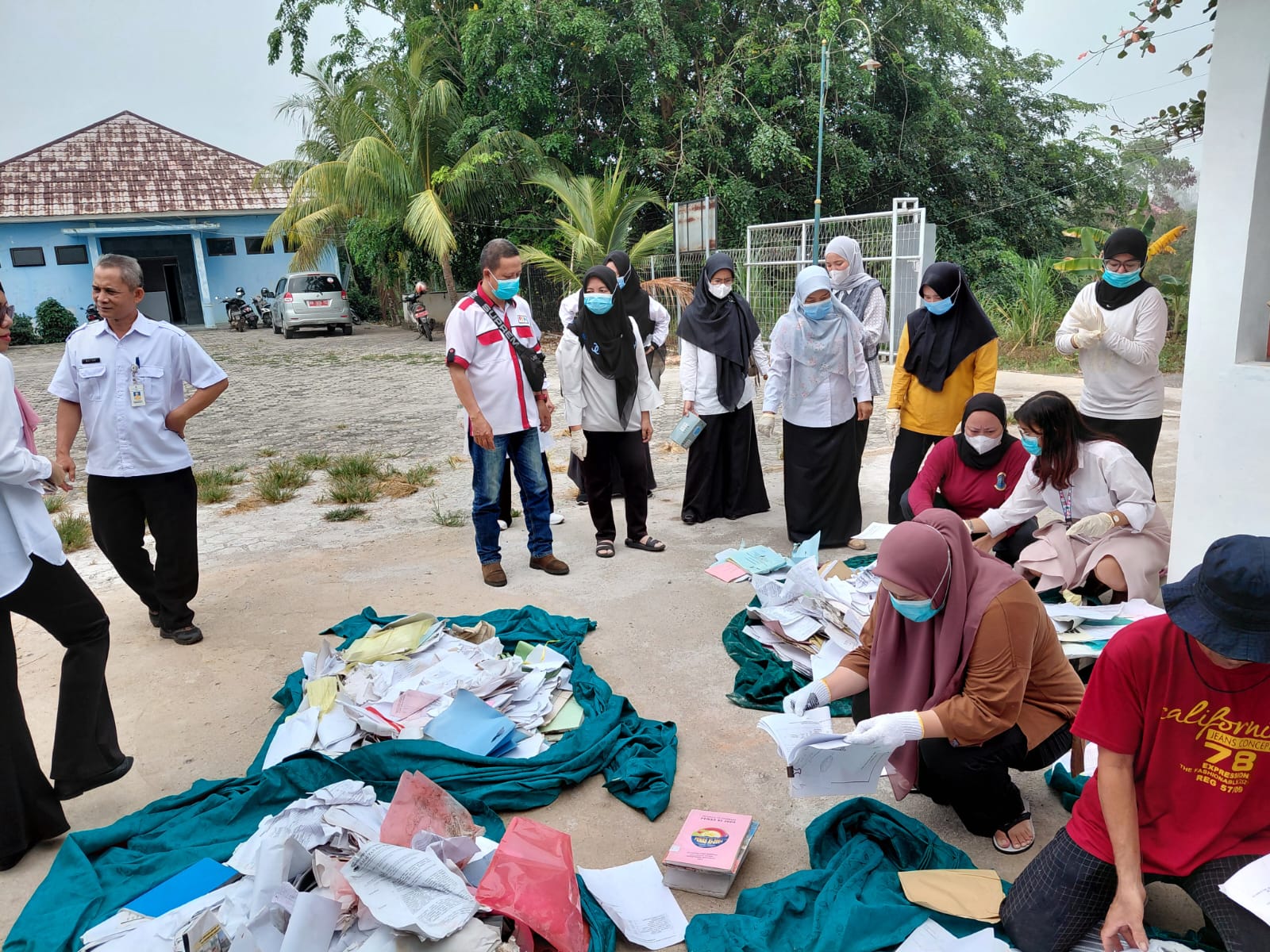 Tim DISPERSIP bersama petugas melakukan bimbingan pemilahan dan penataan arsip
